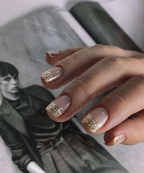 Manucure brillante pour les ongles courts: design 2022, photo