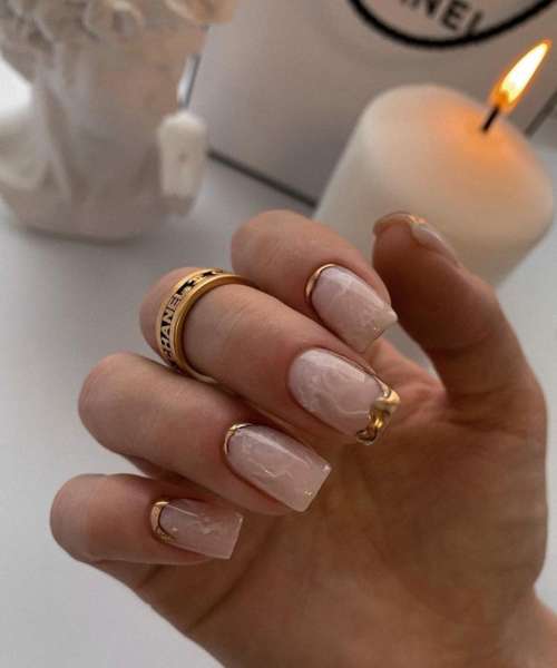 Manucure brillante pour les ongles courts: design 2022, photo