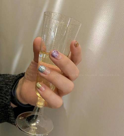 Manucure brillante pour les ongles courts: design 2022, photo