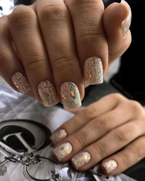 Manucure brillante pour les ongles courts: design 2022, photo