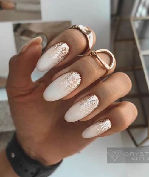 Manucure brillante 2022: photo du nouveau design des ongles