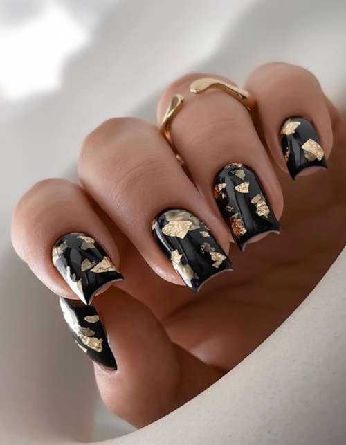 Manucure noire avec feuille
