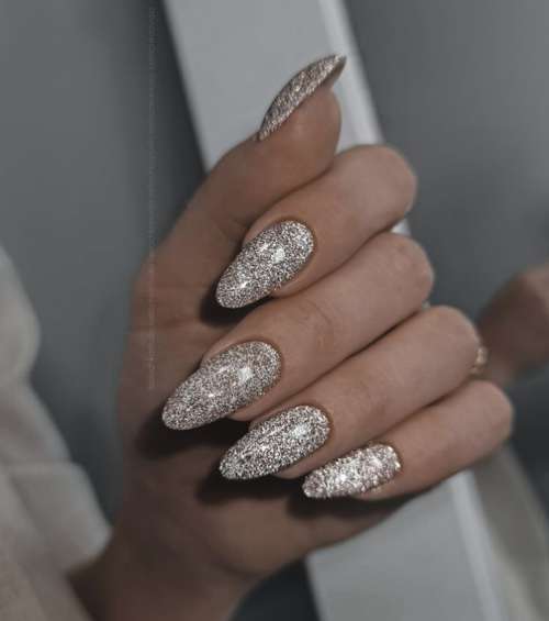 Manucure brillante 2022: photo du nouveau design des ongles