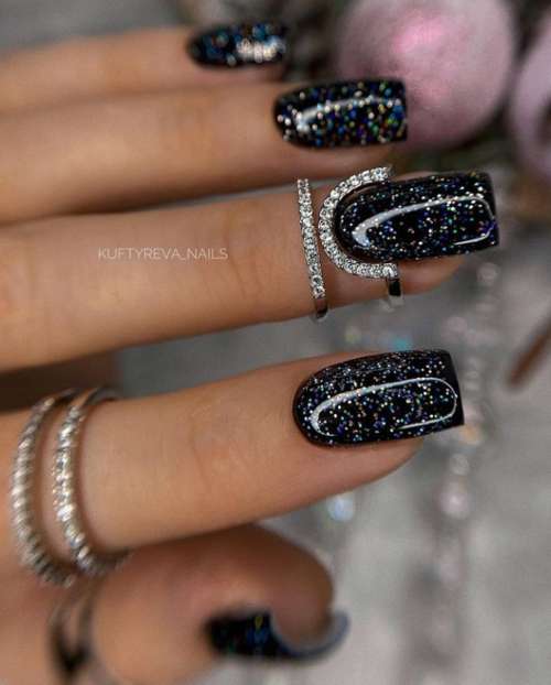 Manucure noire brillante