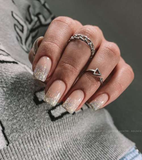 Vernis holographique sur les ongles