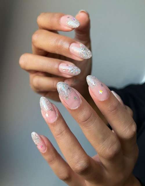 Manucure brillante 2022: photo du nouveau design des ongles