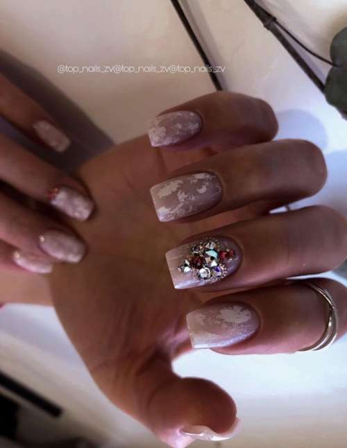 Manucure avec strass