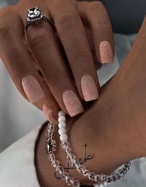 Ongles courts roses brillants