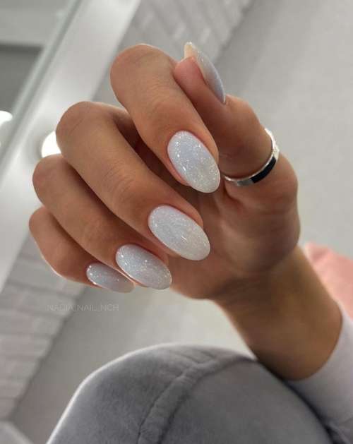 Manucure blanche à paillettes