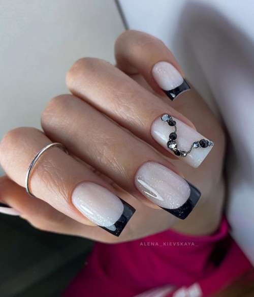 Veste noire et strass en manucure