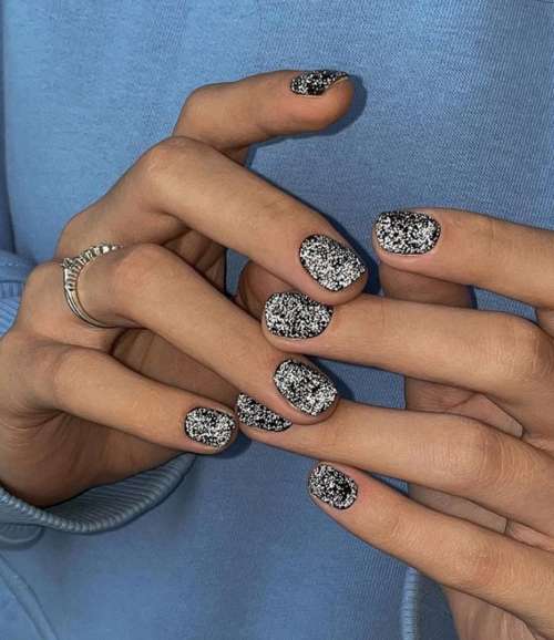 Manucure brillante 2022: photo du nouveau design des ongles