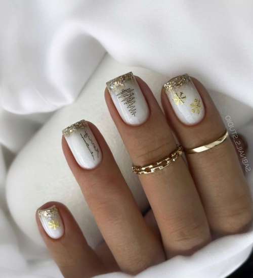 Manucure dorée du Nouvel An