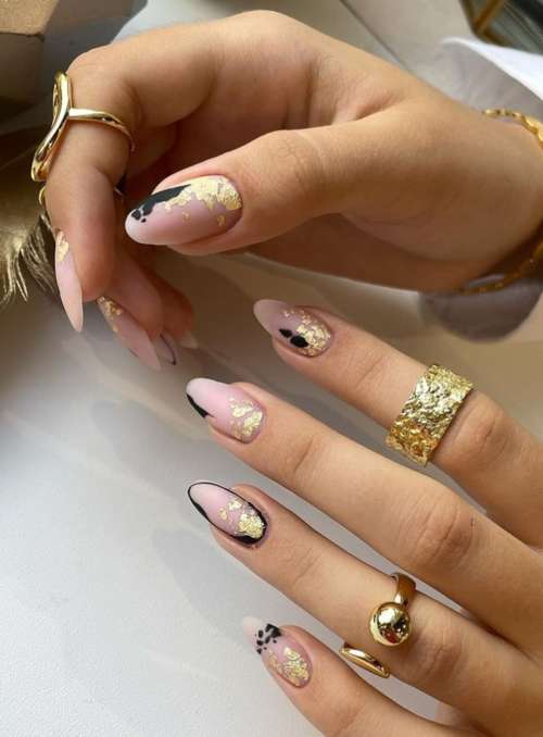 Manucure brillante 2022: photo du nouveau design des ongles