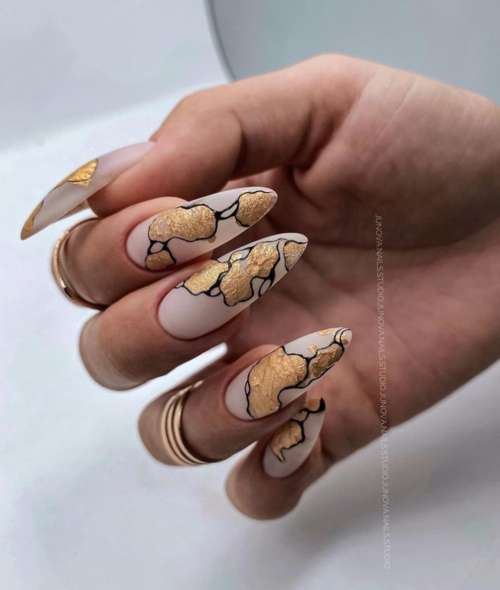 Manucure brillante 2022: photo du nouveau design des ongles