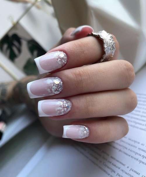 Manucure brillante 2022: photo du nouveau design des ongles