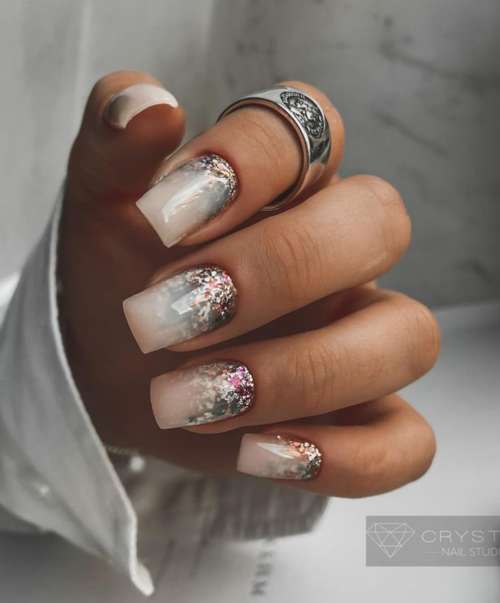 Manucure brillante 2022: photo du nouveau design des ongles