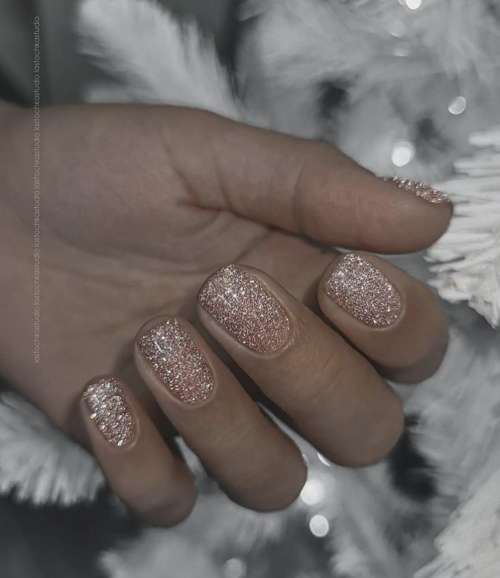 Manucure brillante 2022: photo du nouveau design des ongles