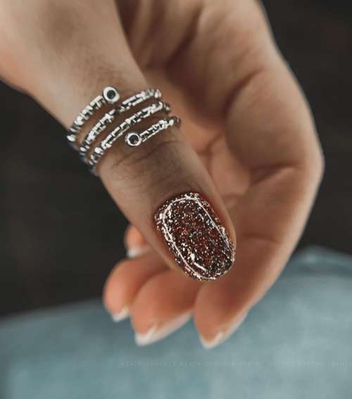 Manucure brillante 2022: photo du nouveau design des ongles