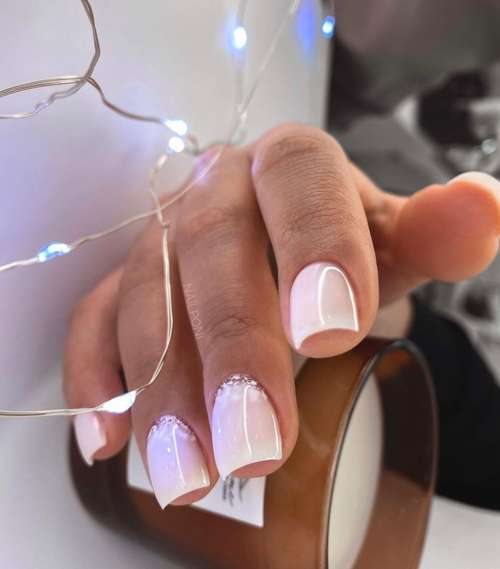 Manucure brillante 2022: photo du nouveau design des ongles