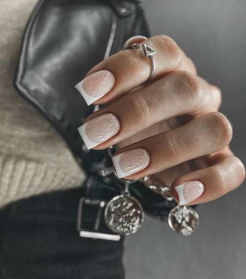 Manucure brillante 2022: photo du nouveau design des ongles