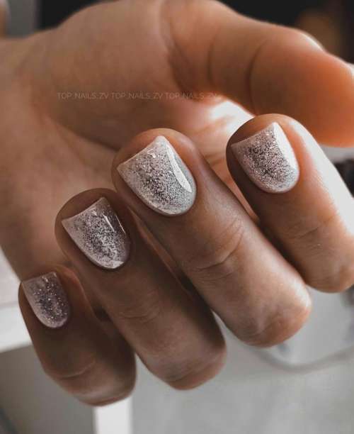 Manucure brillante 2022: photo du nouveau design des ongles