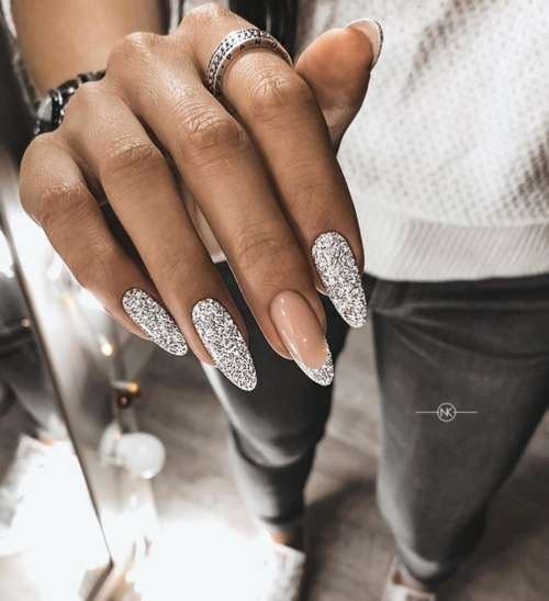 Manucure brillante 2022: photo du nouveau design des ongles