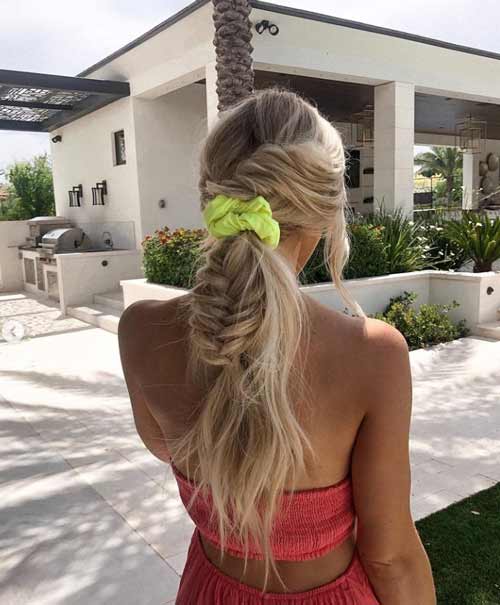 Coiffure avec bande élastique volumineuse