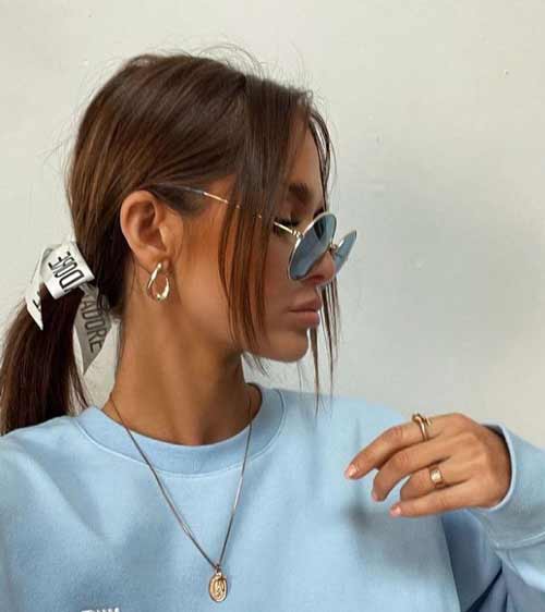 Coiffure queue de cheval avec ruban