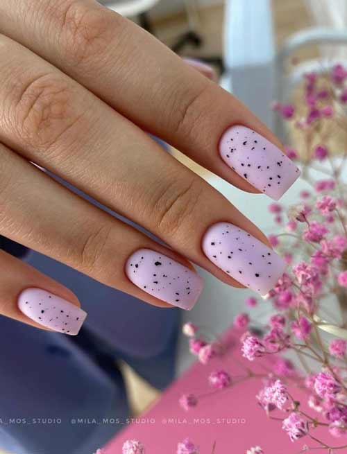 Manucure violet pastel