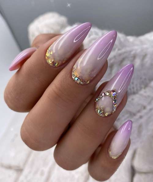dégradé violet avec des ongles en strass