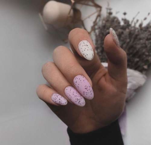 Manucure violet pastel