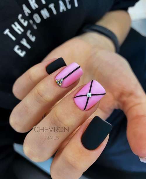 Manucure noire et violette