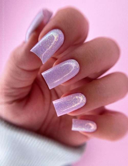 Manucure violet brillant