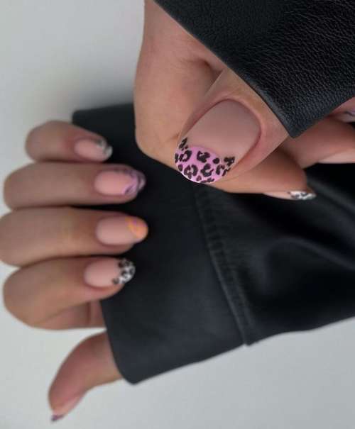 Violet avec manucure noire