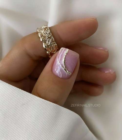 Manucure violet pastel