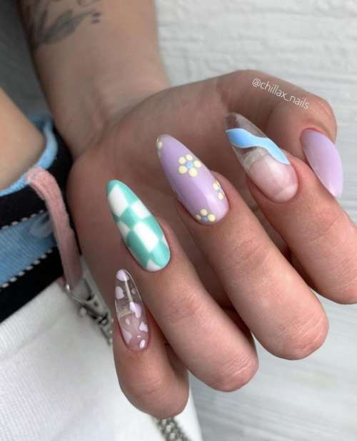 Manucure lilas avec marguerites