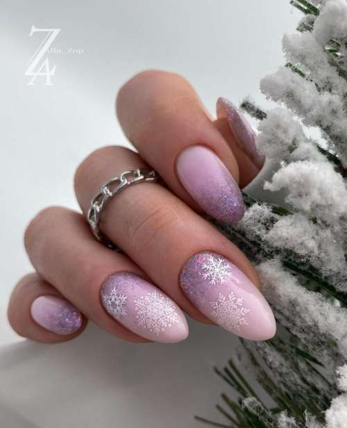 Manucure violette du Nouvel An