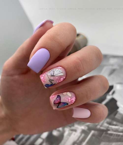 Violet avec des papillons