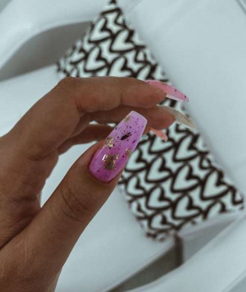 Manucure lilas et or