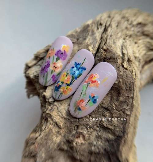 fleurs violettes sur les ongles