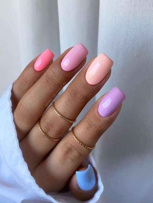 Manucure multicolore dans les tons violets