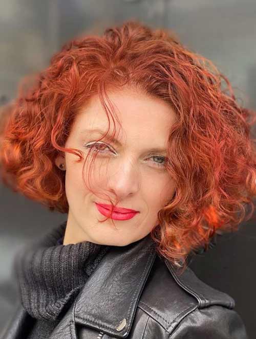 Cheveux roux courts bouclés
