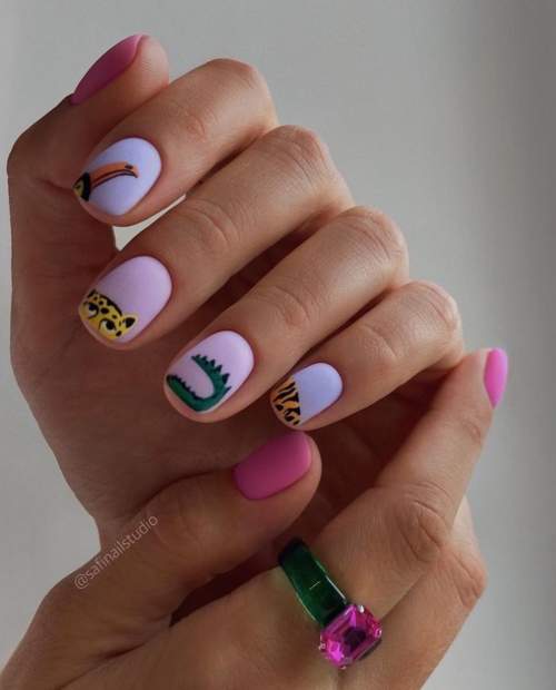 Ongles violets courts avec design