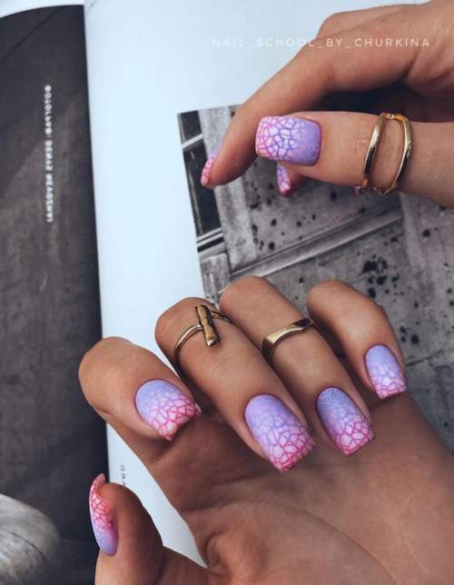 Photo manucure courte violette