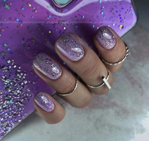 Paillettes violettes sur tous les ongles