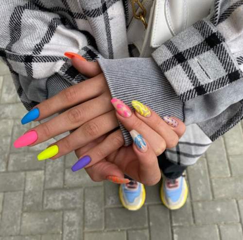 Manucure violette avec design 2022: photos, actualités mode