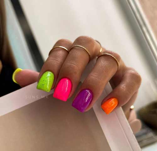 Manucure violette brillante avec photo design