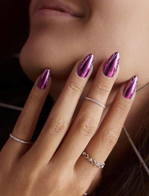 Nail art violet avec frottement