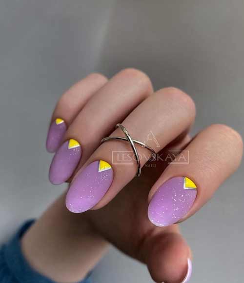 Conception de manucure violet clair