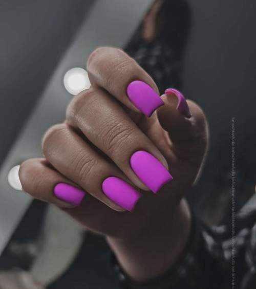 Manucure violette avec design 2022: photos, actualités mode